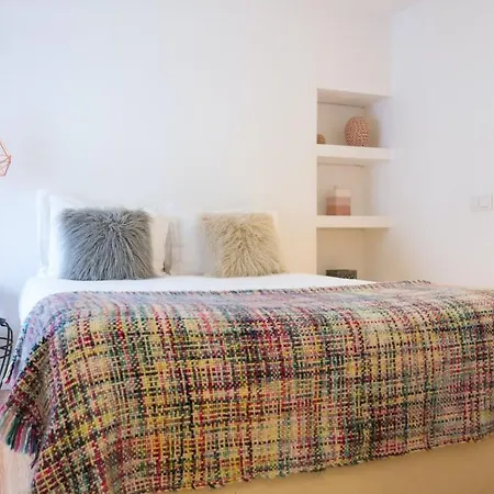 Plum Guide - Silhouettes Apartment Lisbon